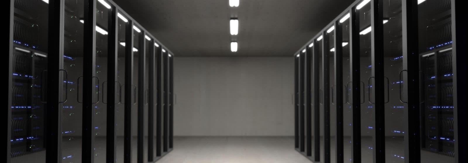 Pasillo de un centro de datos con gabinetes de servidores