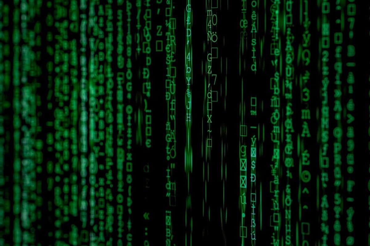 Caracteres cifrados en verde sobre una pantalla oscura